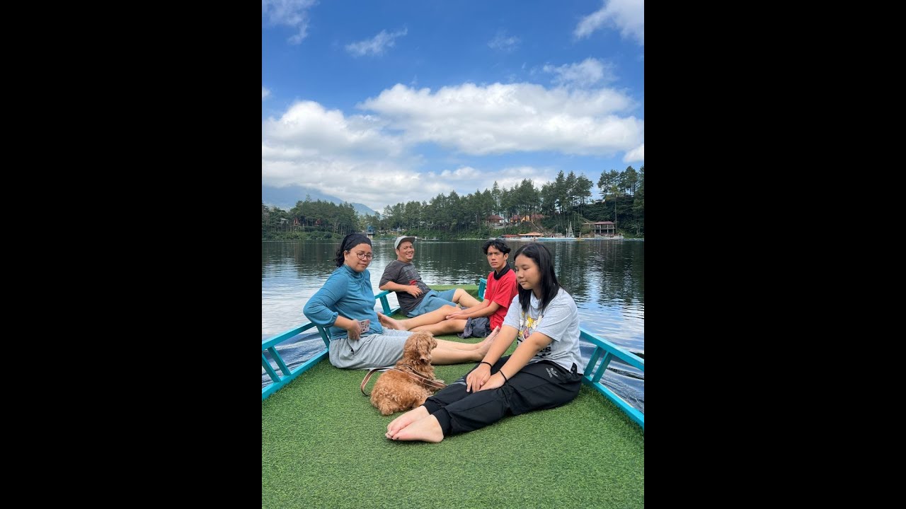 Telaga Menjer Dieng Jawa Tengah.Perbukitan, dingin dan berkabut, kapal pariwisata yg kokoh dan aman.