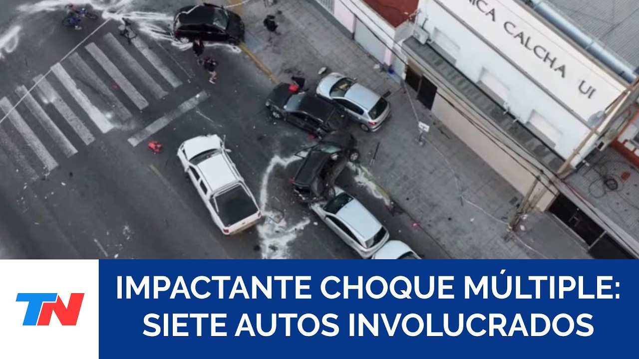Impactante choque múltiple de siete autos en Quilmes: una camioneta quedó encima de dos vehículos