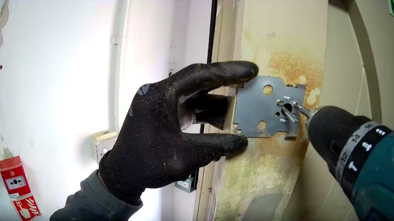 Fitting Two Yale Locks at a College in E14 – The East London Locksmith