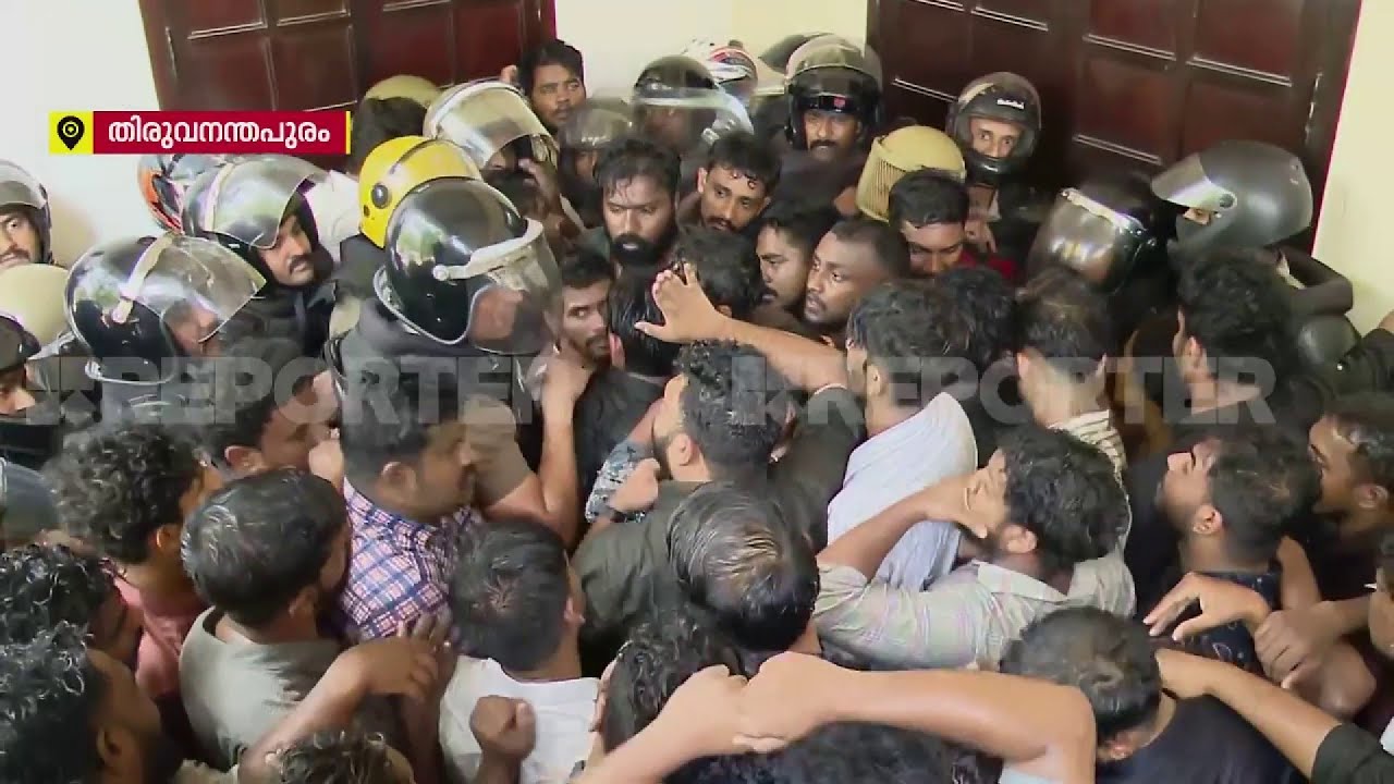 SFI പ്രതിഷേധ മാർച്ചിൽ സംഘർഷം; രജിസ്ട്രാറുടെ ഓഫീസിന് മുന്നിൽ തമ്പടിച്ച് പ്രവർത്തകർ  Kerala University