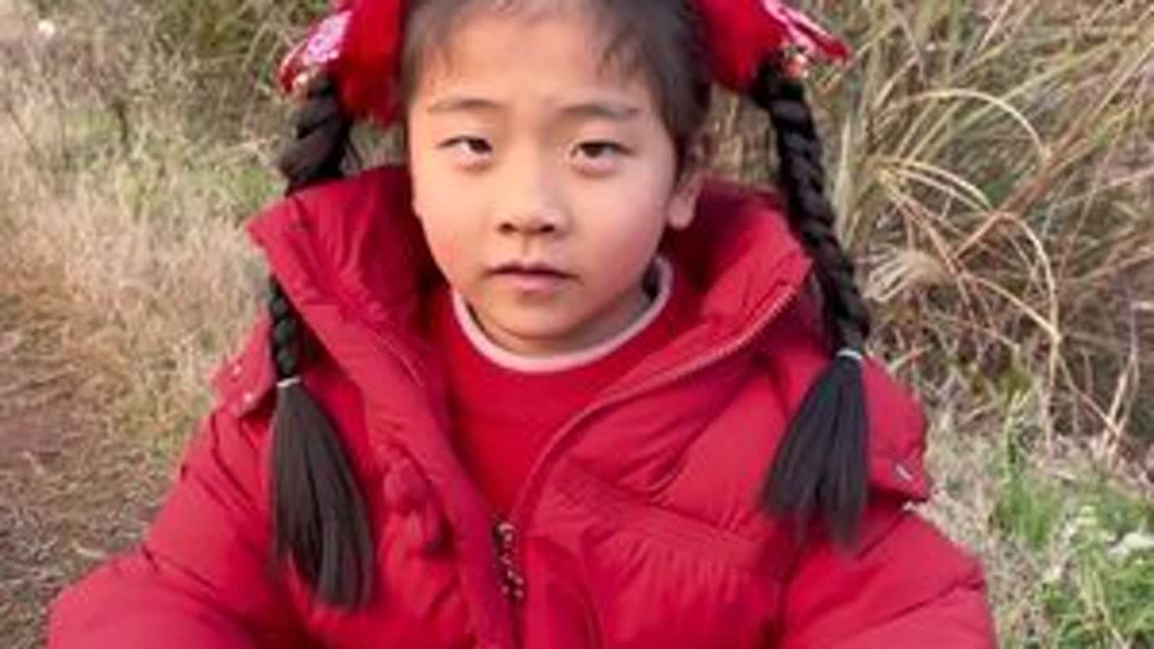闺女说她想试一下用仙女棒，是不是真的可以摆出一个爱心！事实证明实验成功！玩了一次还想再玩一次！ #仙女棒 #农村生活现实记 #农村生活 #这才是童年真实的样子 #你能叫出它的名字吗 @抖音创作小...