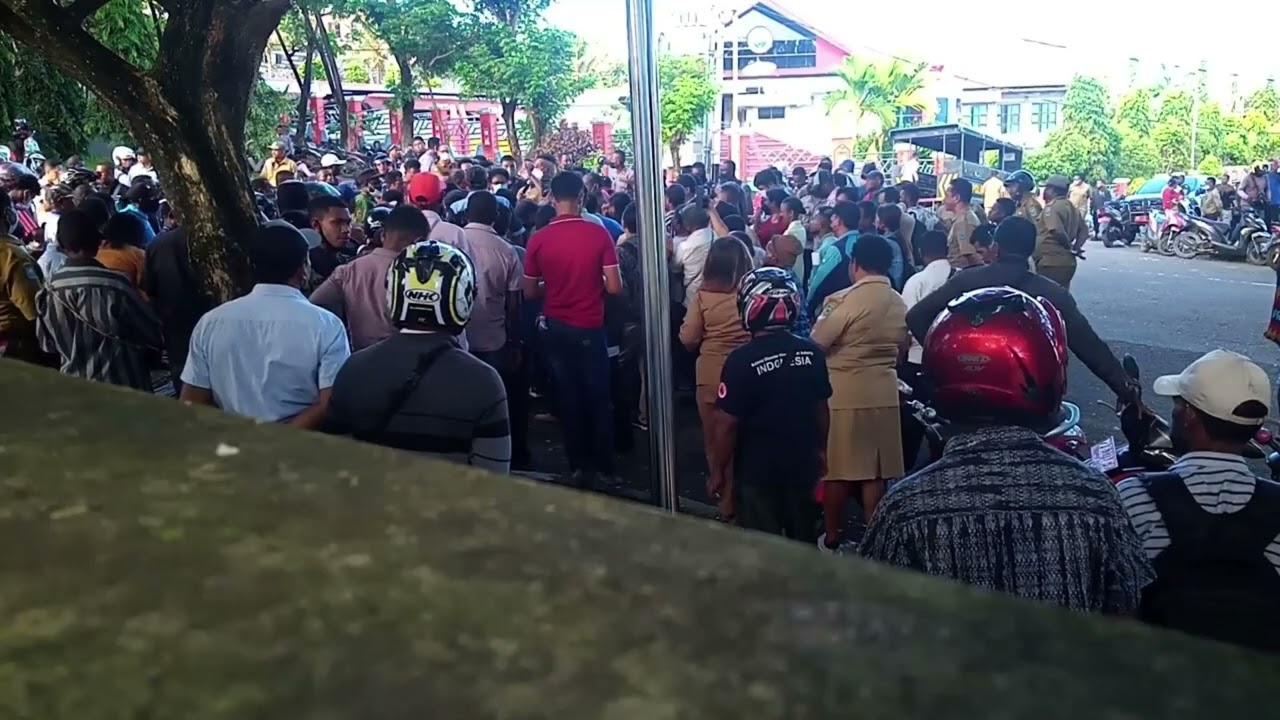 Ratusan Honorer demonstrasi di Kantor BKD Papua Barat, Gubernur Papua Barat Turun Tangan