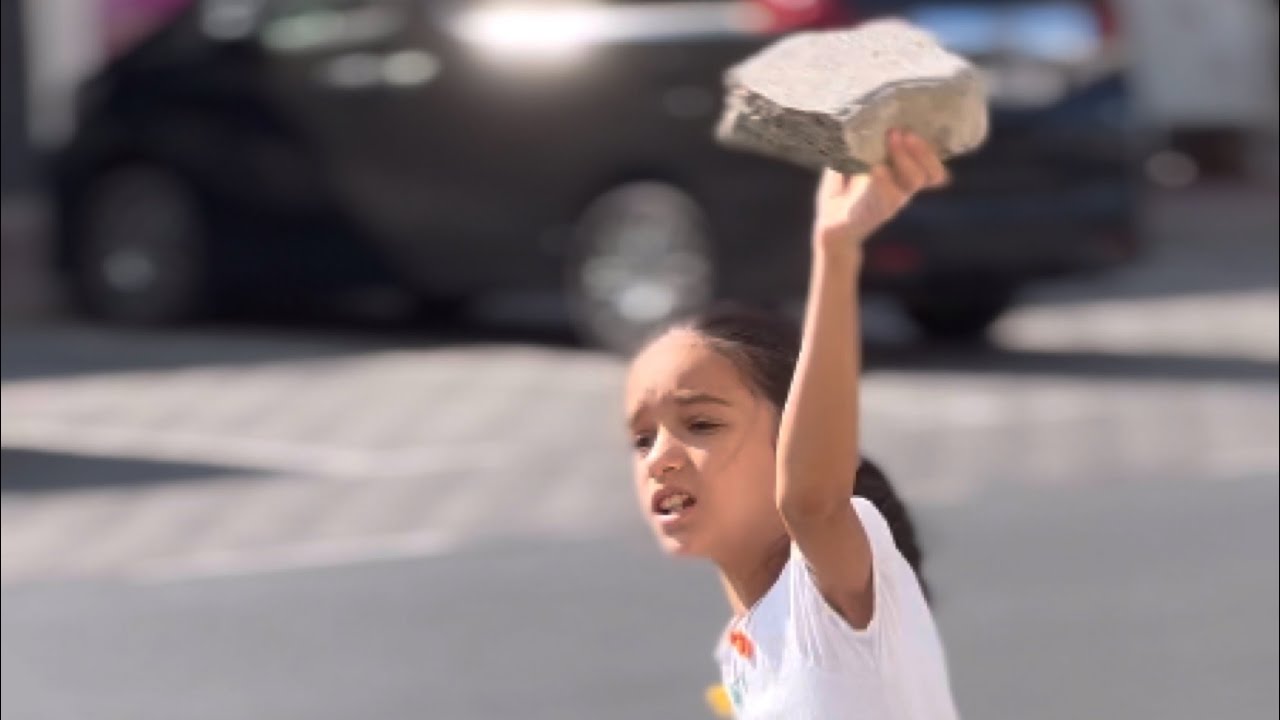 هذه الطفله رمت الصخر عليهم ومنعتهم ان ياكلو البيتزا لن تصدق لماذا ؟؟؟