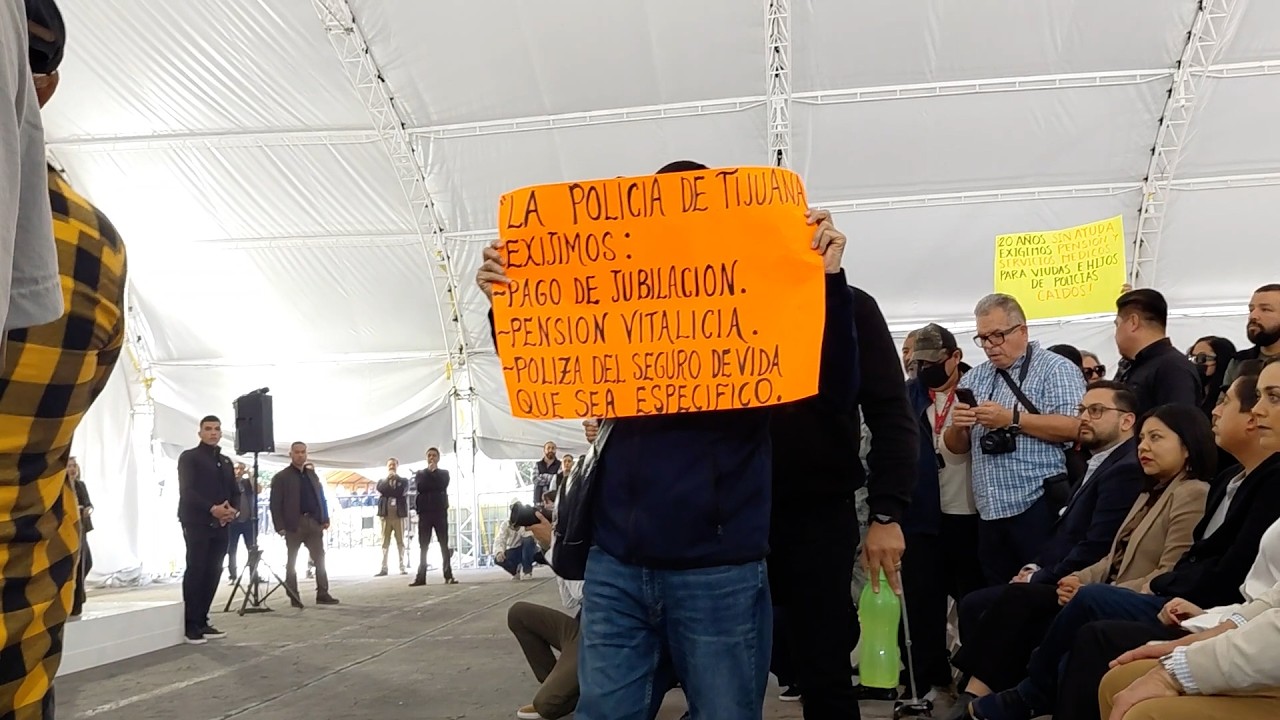 Viudas de policías irrumpen evento para exigir pensión y servicios médicos