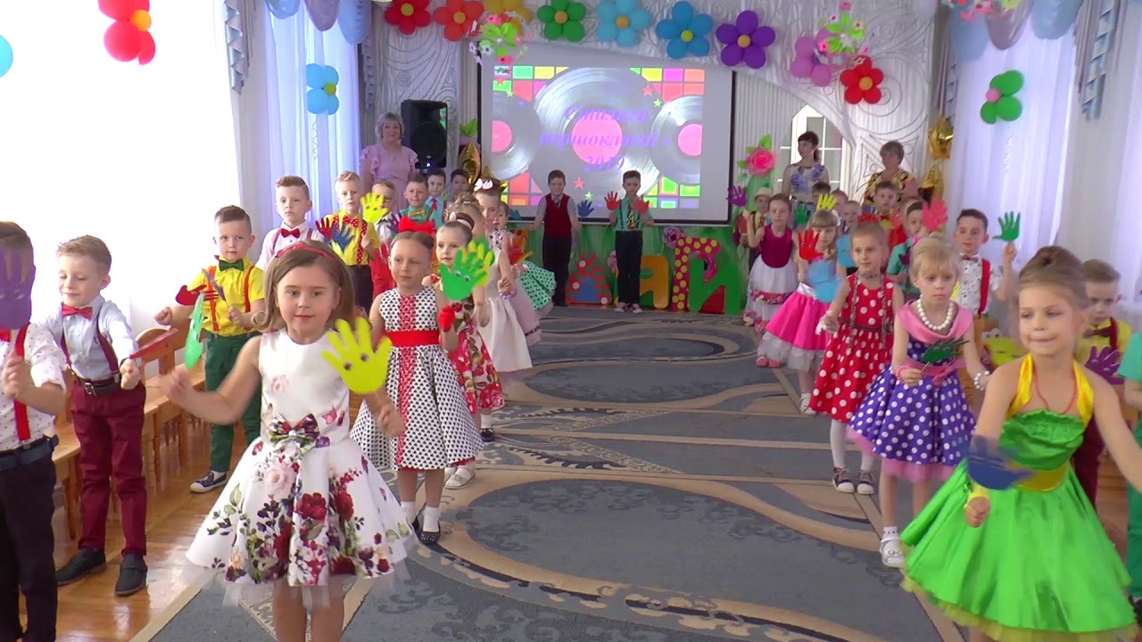 Вхід з різнокольоровими долоньками 