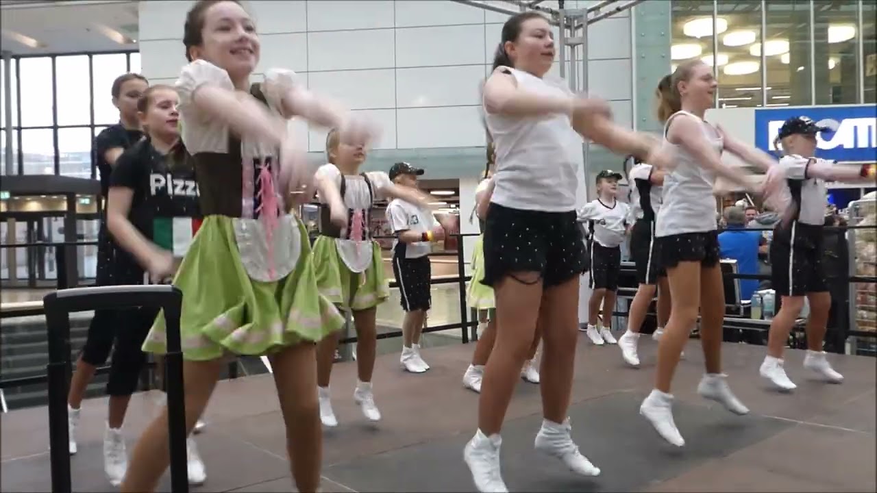 14.02.2026 Essen * Karneval in der Rathaus-Galerrie * Jugendtanzgruppe *  Video 9 von 12
