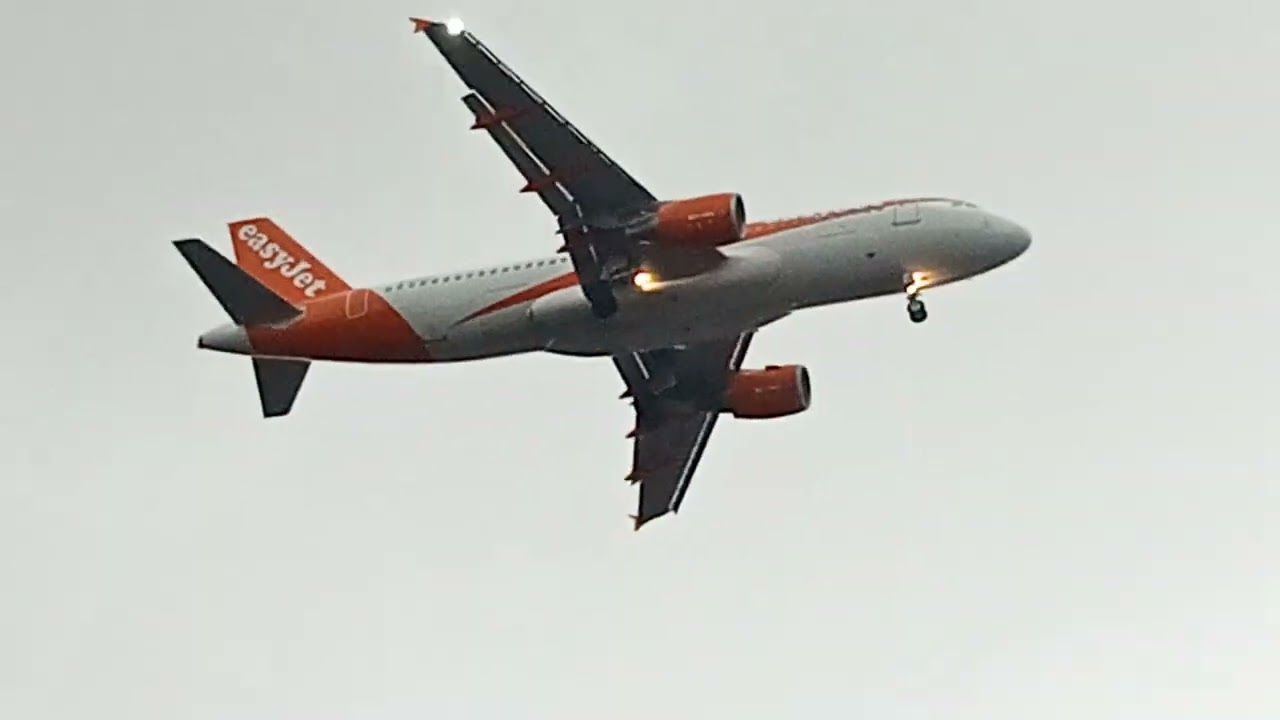 easyJet A320 (G-EZTZ) flies into Belfast (BHD) 01/04/2024