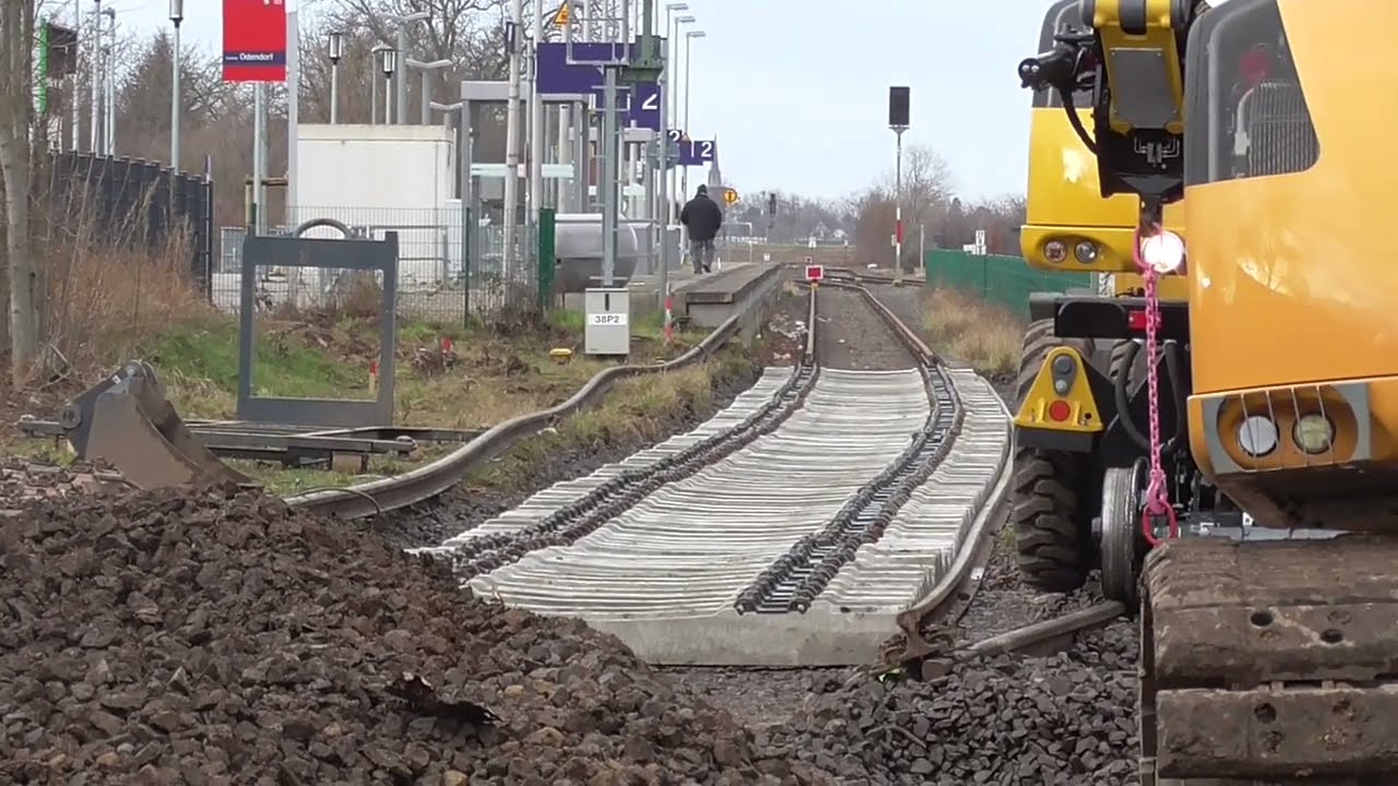 Hochwasser- Reparatur Nebenstrecke Teil 3- Liebherr Zweiwege Bagger railroad track reconstruction
