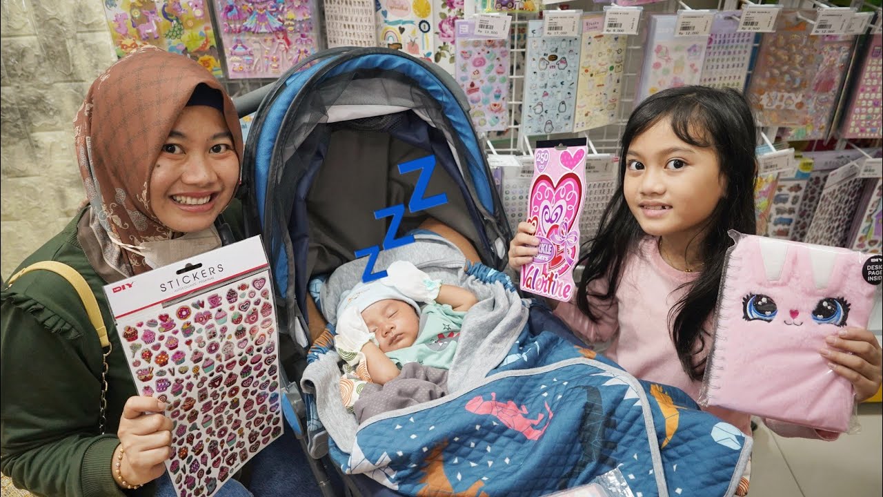 BAYI AZAM NEMENIN SALSA CARI STIKER LUCU SERBA PINK MALAH TIDUR 👶| Salsa and family