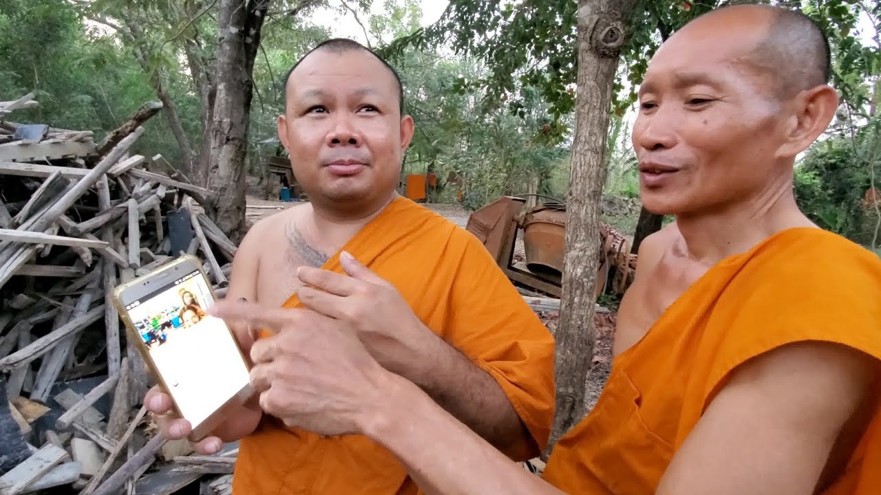 THAI MONKS made a 🔥SAUNA at their TEMPLE 🇹🇭 Ubon Ratchathani Thailand