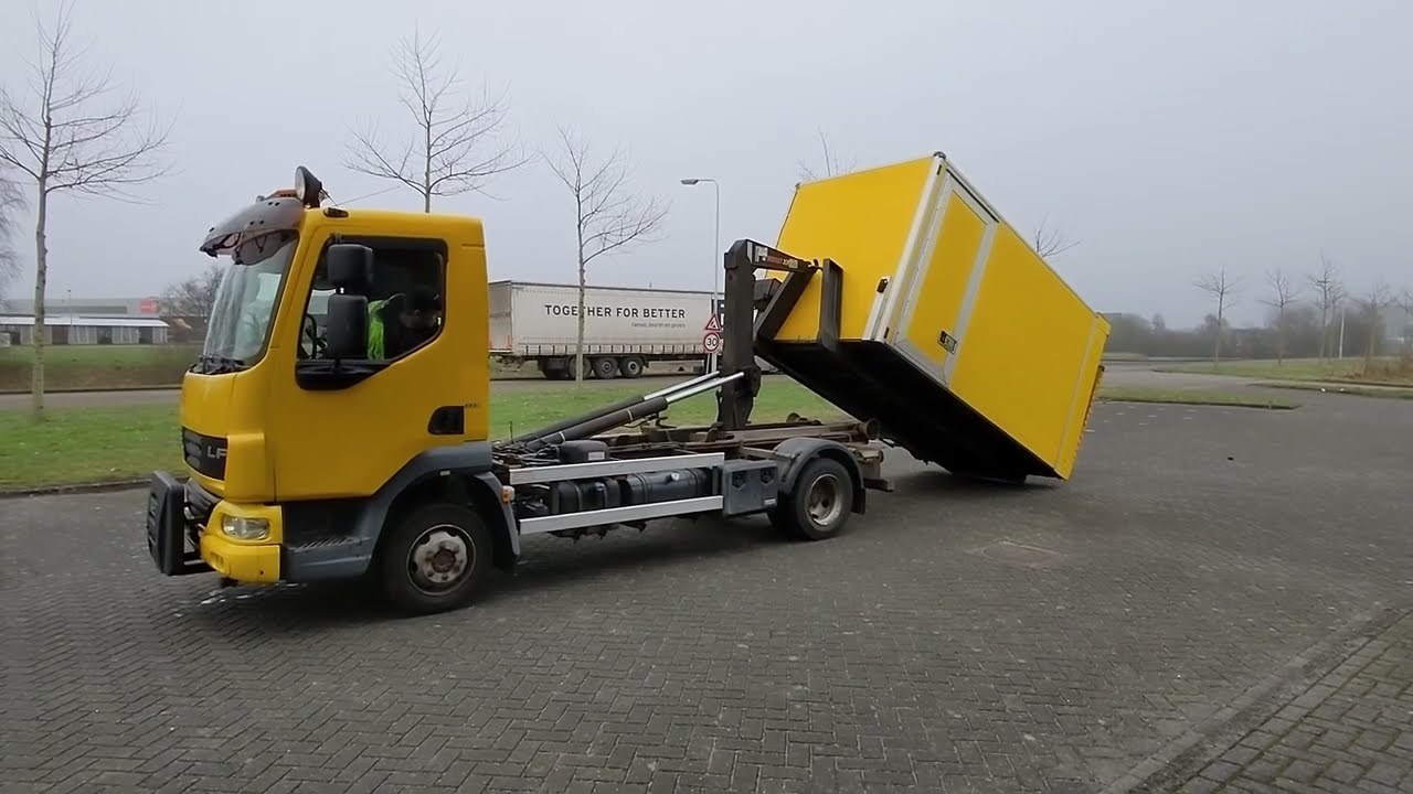Vrachtwagen met Hiab haakarm DAF LF 45 bouwjaar 2010