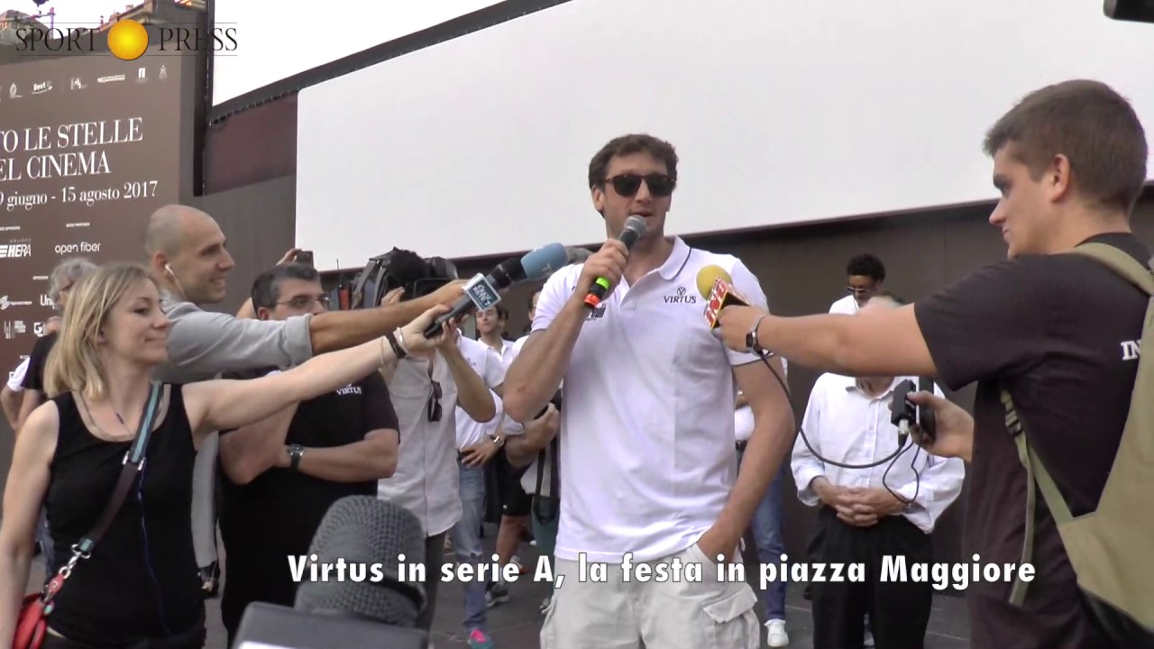 La festa della Virtus in piazza Maggiore