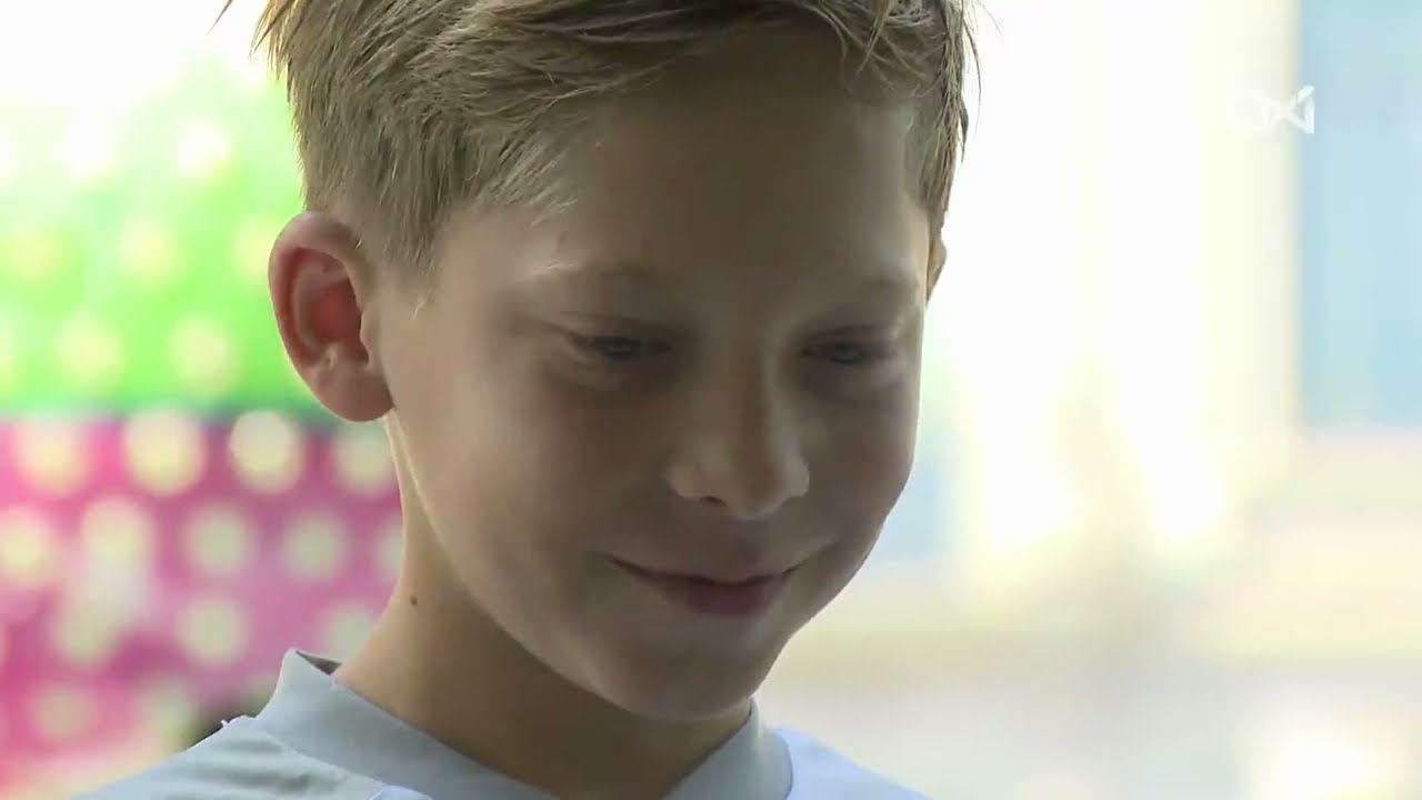 Chase, 11 ans, aide ses parents avant l’ouverture de la Foire du Midi:“Je fais le montage du manège”