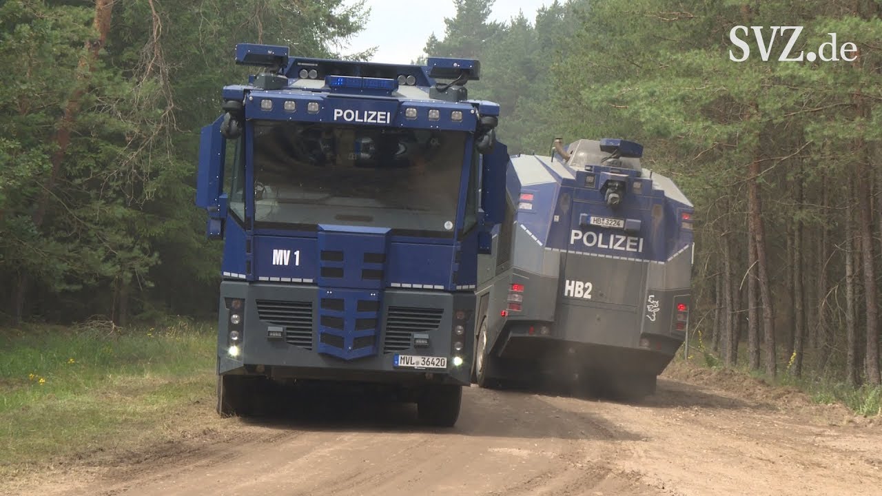Wasserwerfer und Räumpanzer im Einsatz - Waldbrand nahe Lübtheen