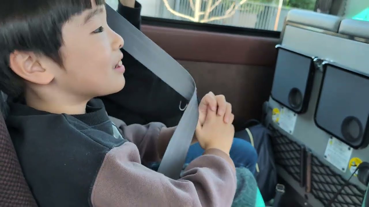 はとバスツアーで国会議事堂へ向かうたっくん。Hato Bus Tour. National Diet Building. 2026年3月1日。