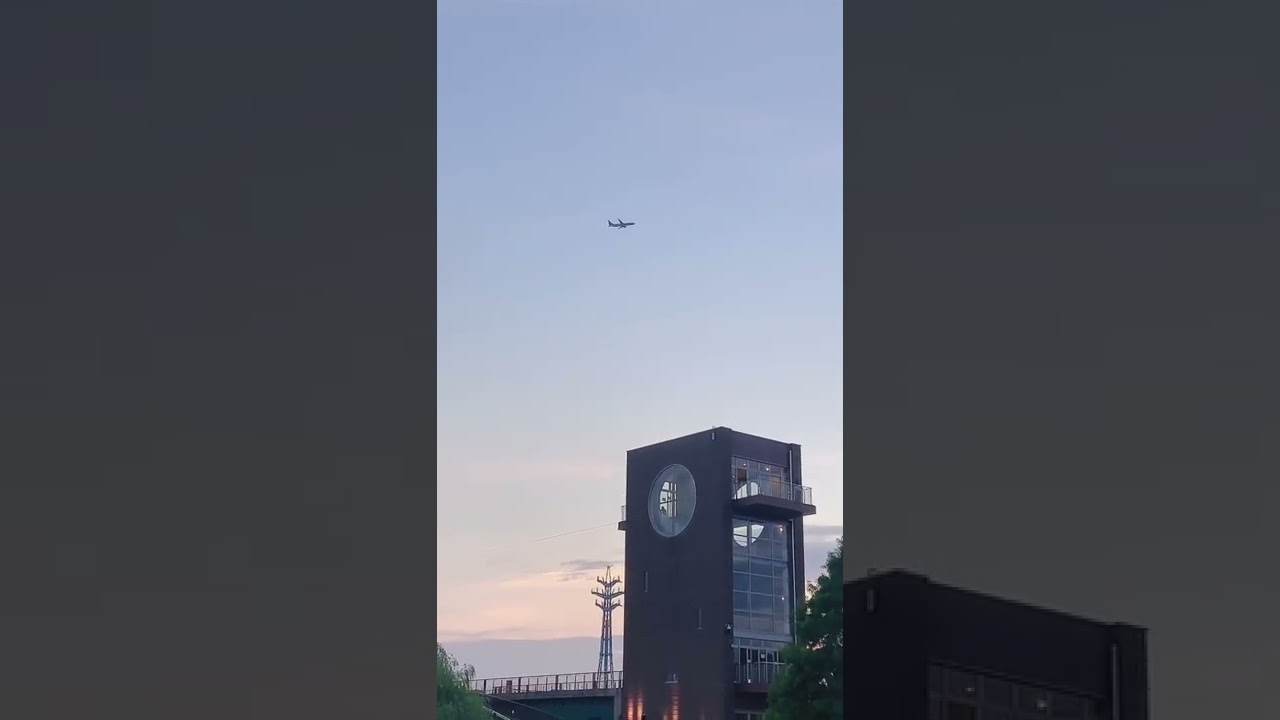 これは富岩運河環水公園にて運良く撮影できた天門橋と飛行機が飛んでいく光景ですね。本当に運が良かった。 #shorts
