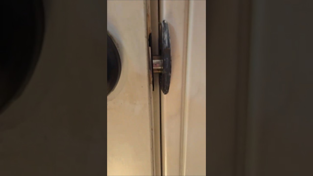 Устраните дверные щели за считанные минуты с помощью этого простого трюка!