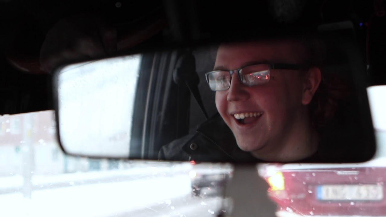 Framgångssagan fortsätter - nu är Simon på väg ut i bilbranschen