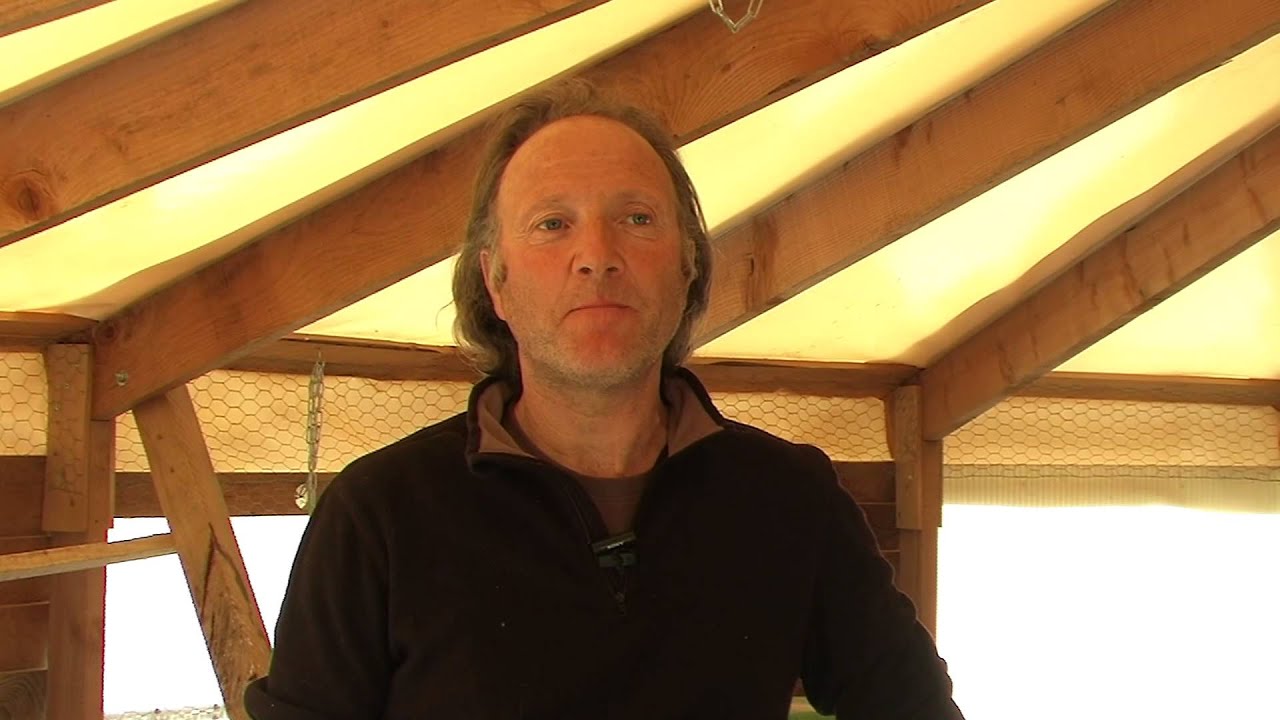 Elevage bio oeufs et poules JANICK PEYRON à Cardet (Gard) (extrait film de patrick laurent)