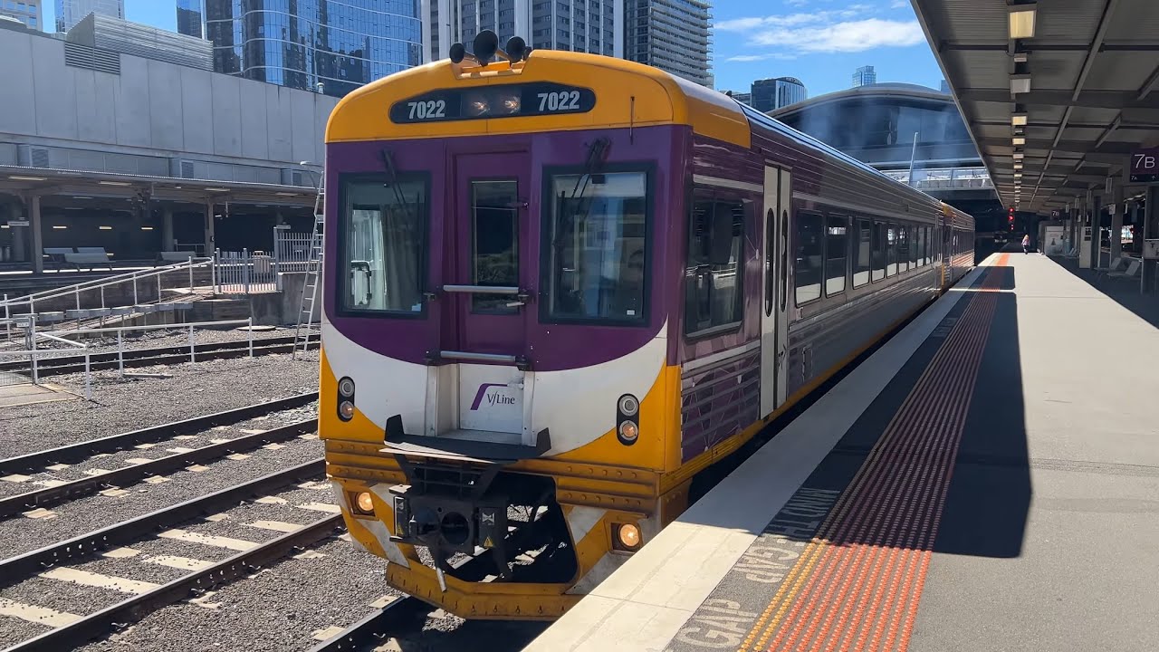 V/Line 7022 & 7003 Departing Southern Cross Station to Seymour - Low Note Horn Show