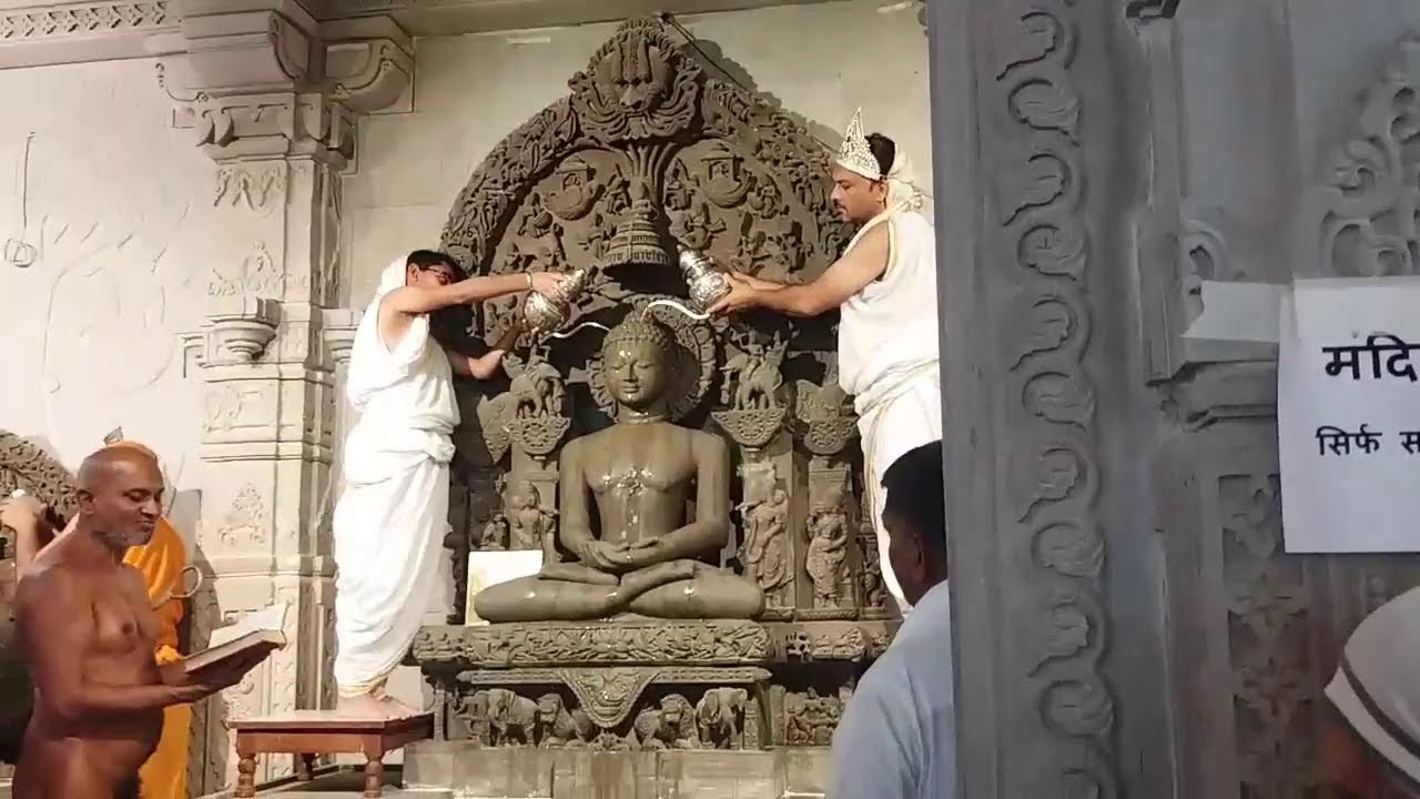 नवनिर्मित सुस जिनालय मे नेमिनाथ भगवान की शांतिधारा