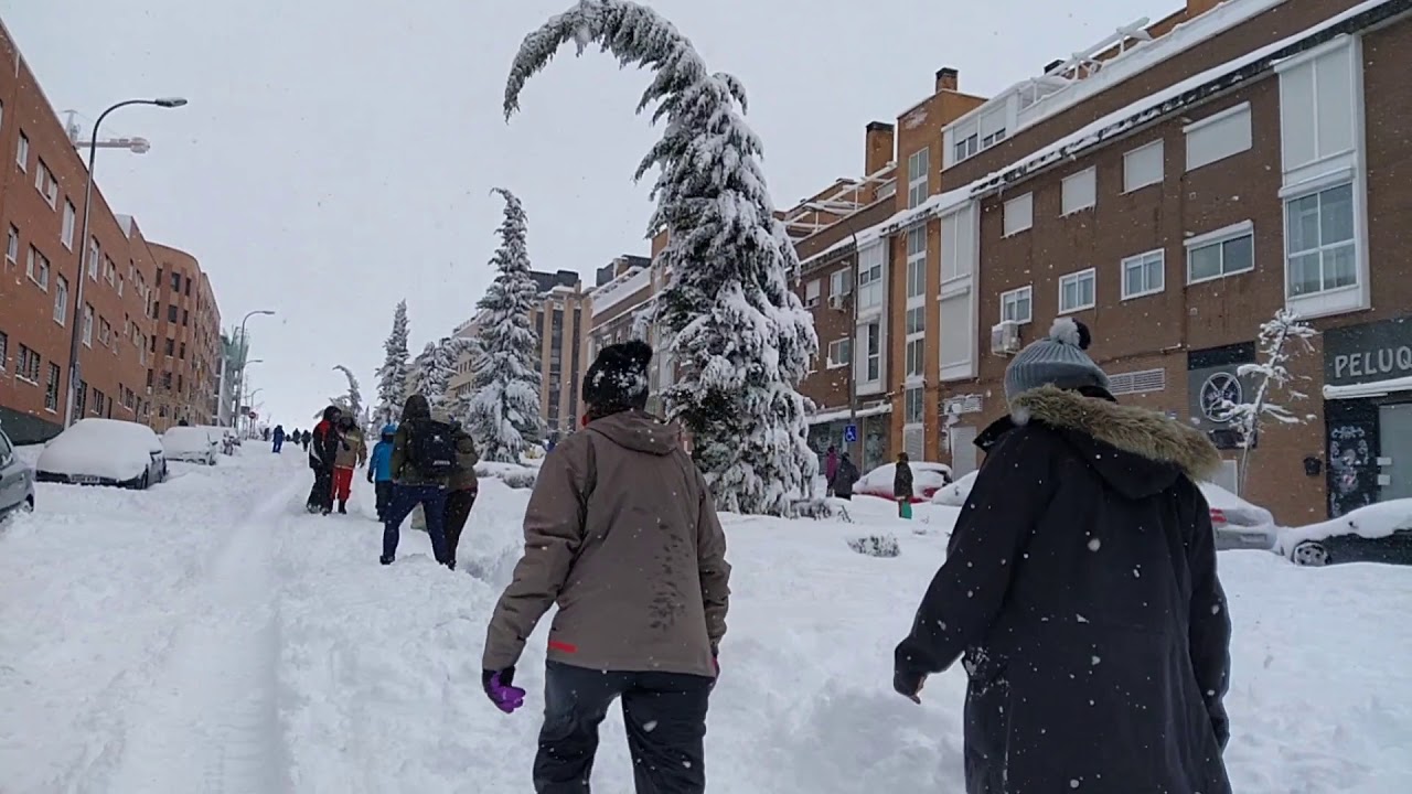 تساقطات ثلجية❄️🌨️🤩 مهمة بالعاصمة مدريد وعدة مناطق من إسبانيا🇪🇸💕🌨️