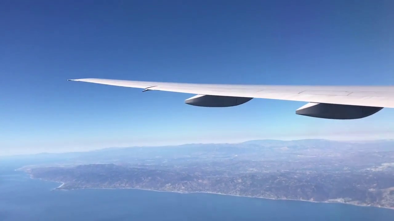 United Airlines Boeing 777-200 takeoff from LAX