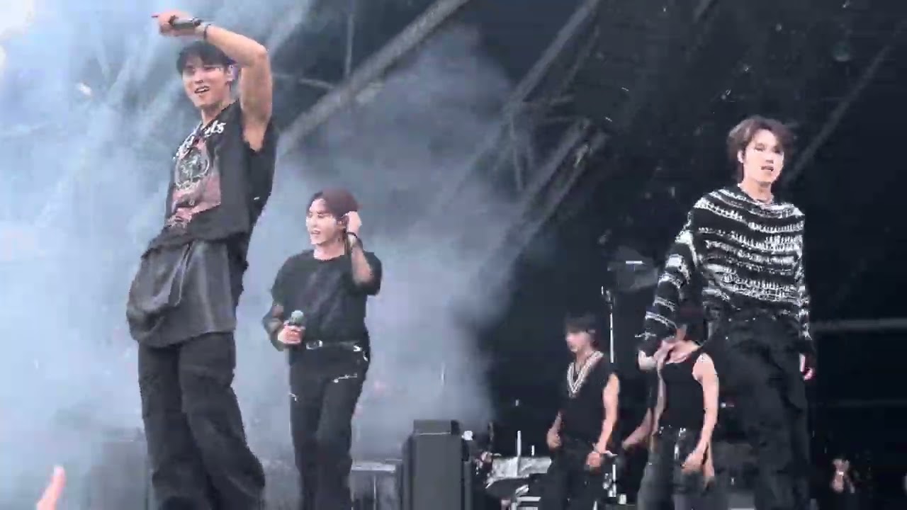 SEVENTEEN - NEVERENDING AJU NICE (Full) - Live at Glastonbury Festival Pyramid stage 2024 UK