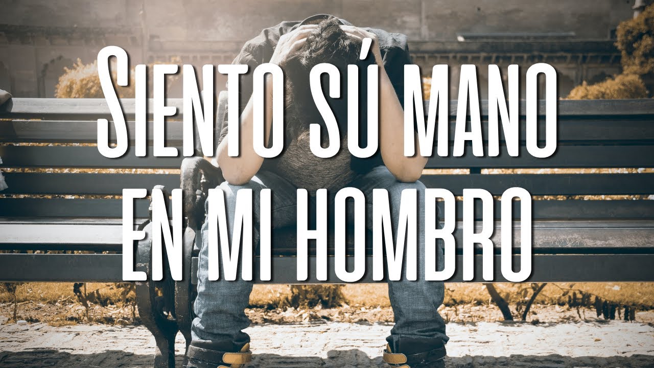 SIENTO SU MANO EN MI HOMBRO