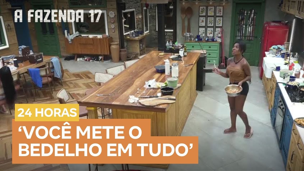 Carol perde paciência com 'pitacos' de Fabiano no preparo do almoço | A Fazenda 17