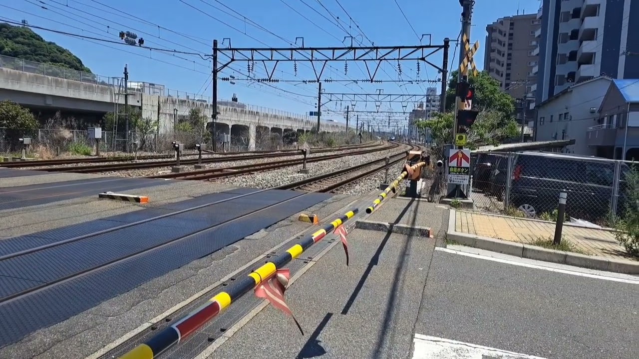 田町踏切を駆け抜ける列車達