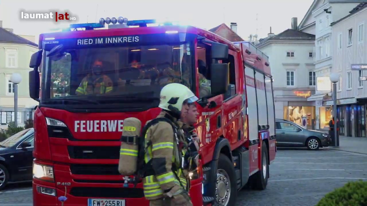 Wohnungsbrand im Stadtzentrum von Ried im Innkreis sorgt für größeren Einsatz der Feuerwehr