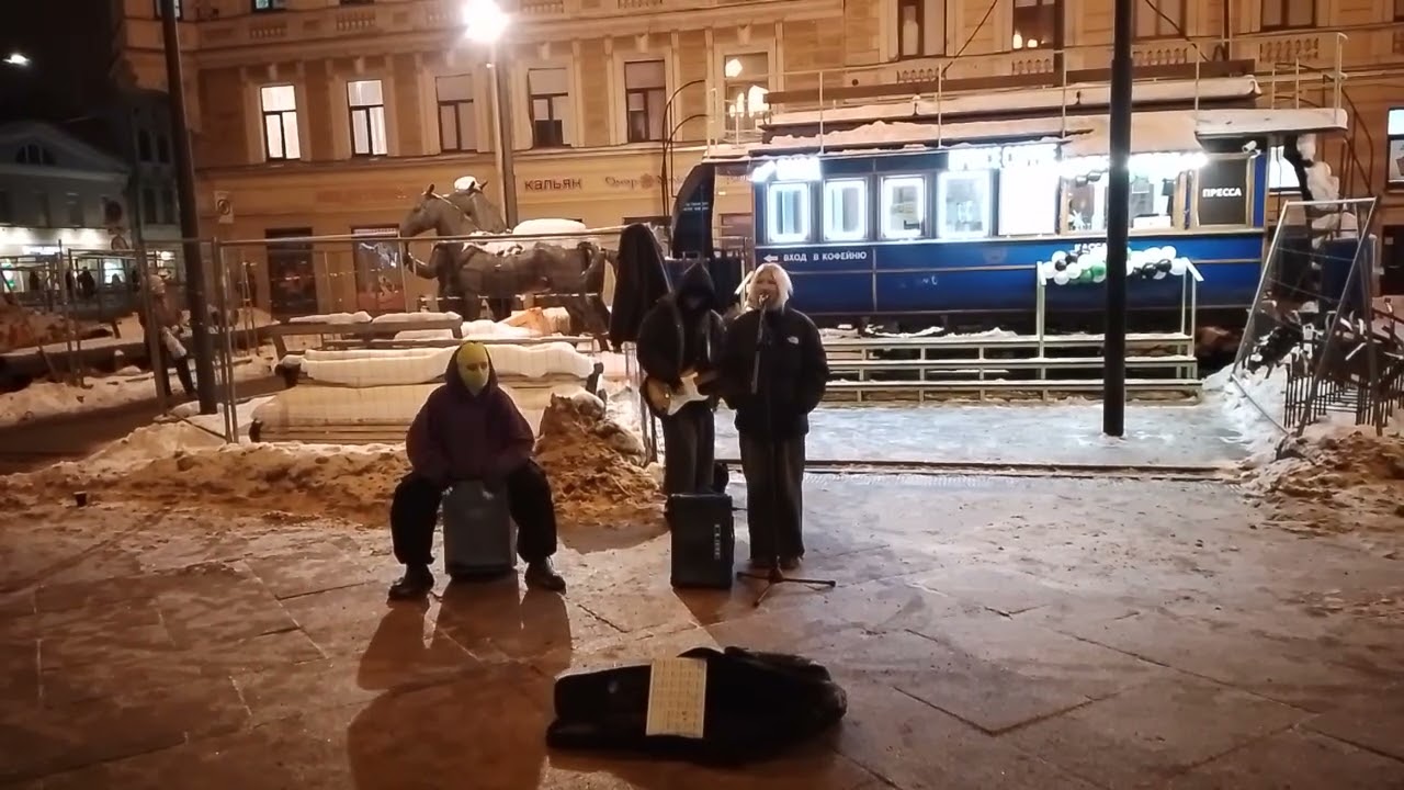 Новенькие музыканты на Василеостровской. Маша, Демьян, Ева, и кто там у них четвëртый...?