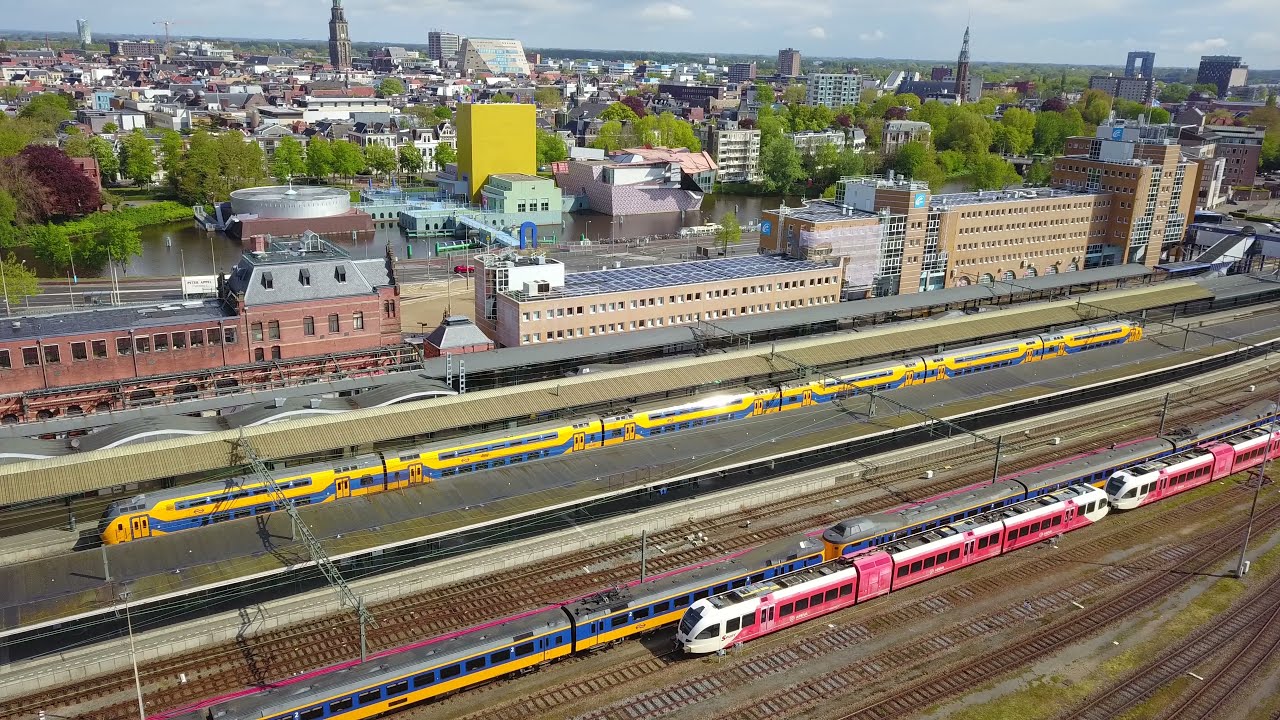 Het einde van een tijdperk. Hoofdstation Groningen vóór en tijdens de sloopwerkzaamheden.