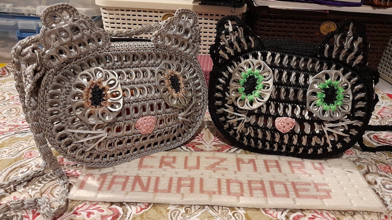Bolso 🐈‍⬛Mishi🐈‍⬛ tejido a crochet y fichas de lata