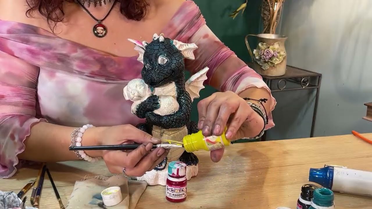 Cómo pintar un dragón  en cerámica utilizando la técnica Tornasol