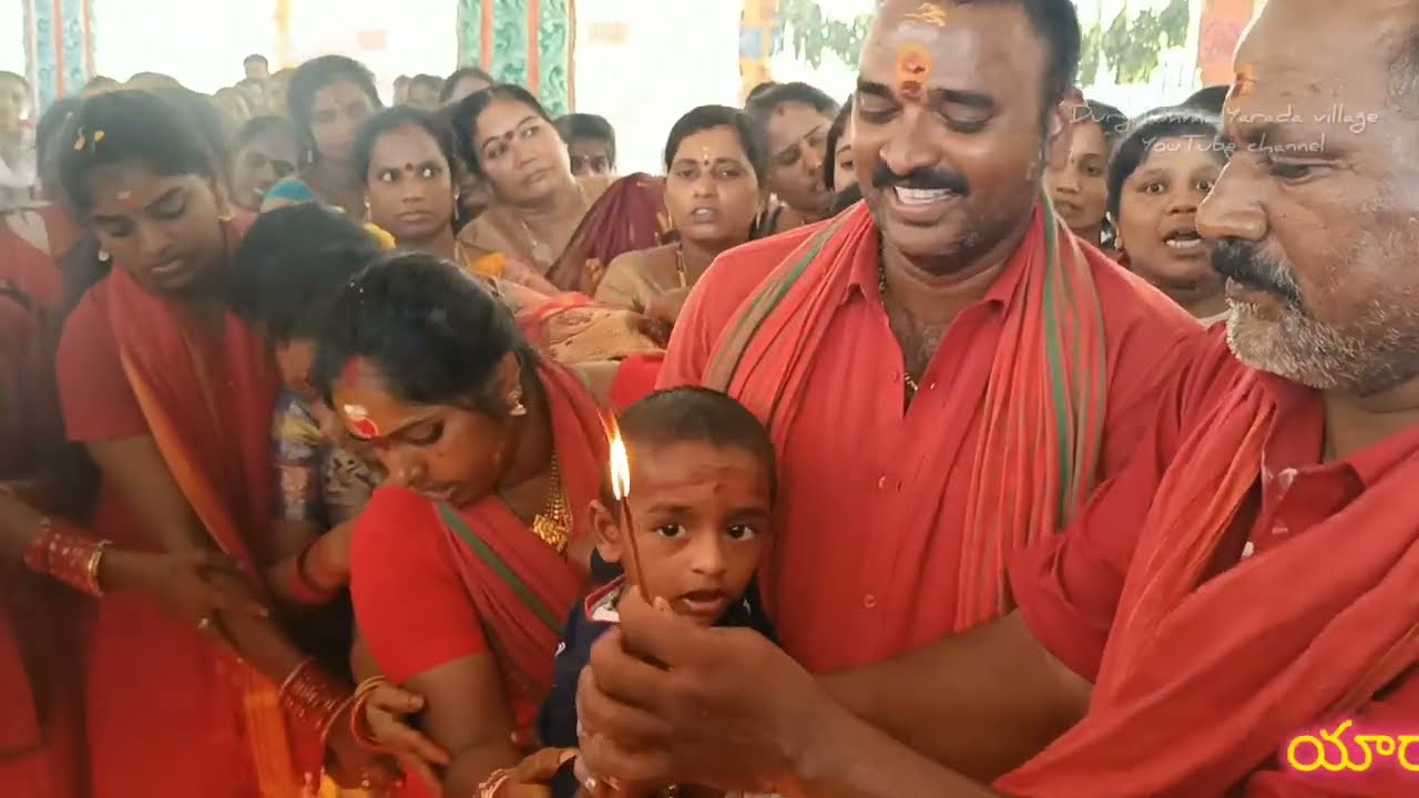 యారాడ శ్రీ దుర్గాలమ్మ దేవాలయం నందు బంగారు షాప్ దుర్గారావు గారు భవానీలు పడి హారతి పూజా కార్యక్రమం