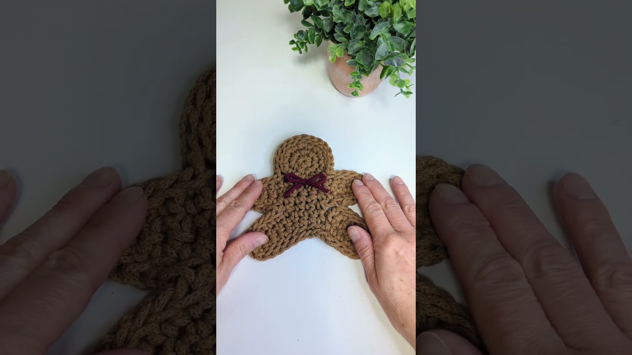 This crochet gingerbread man coaster is just the cutest! #crochet #crochetcoaster #holidaycraft