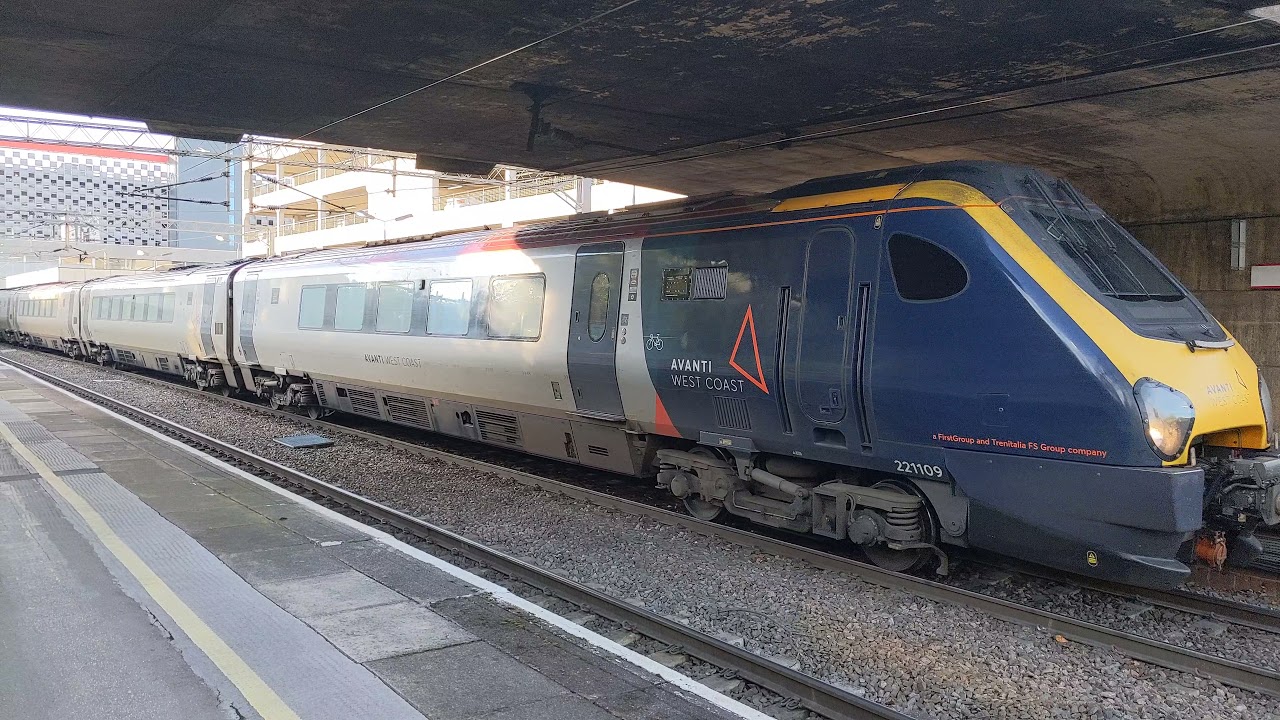 Double Class 221 Super Voyager departing Coventry (4K)