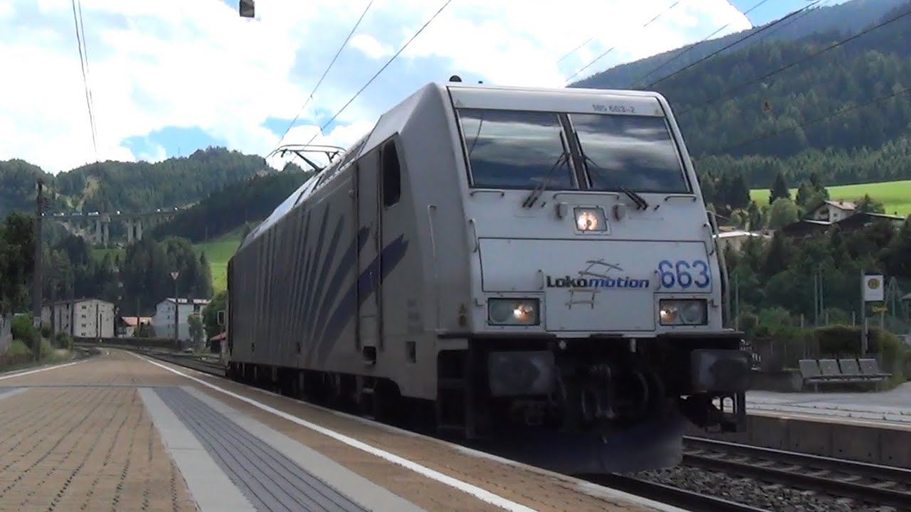 Lokomotion 185 663 komt door station Steinach in Tirol