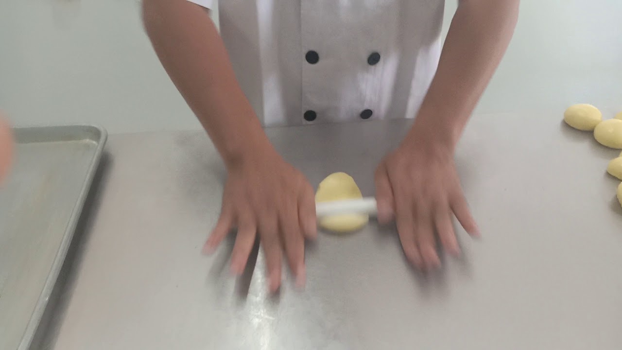 Trik cara bentuk roti oval sangat mudah chef Eza Jepara Indonesia