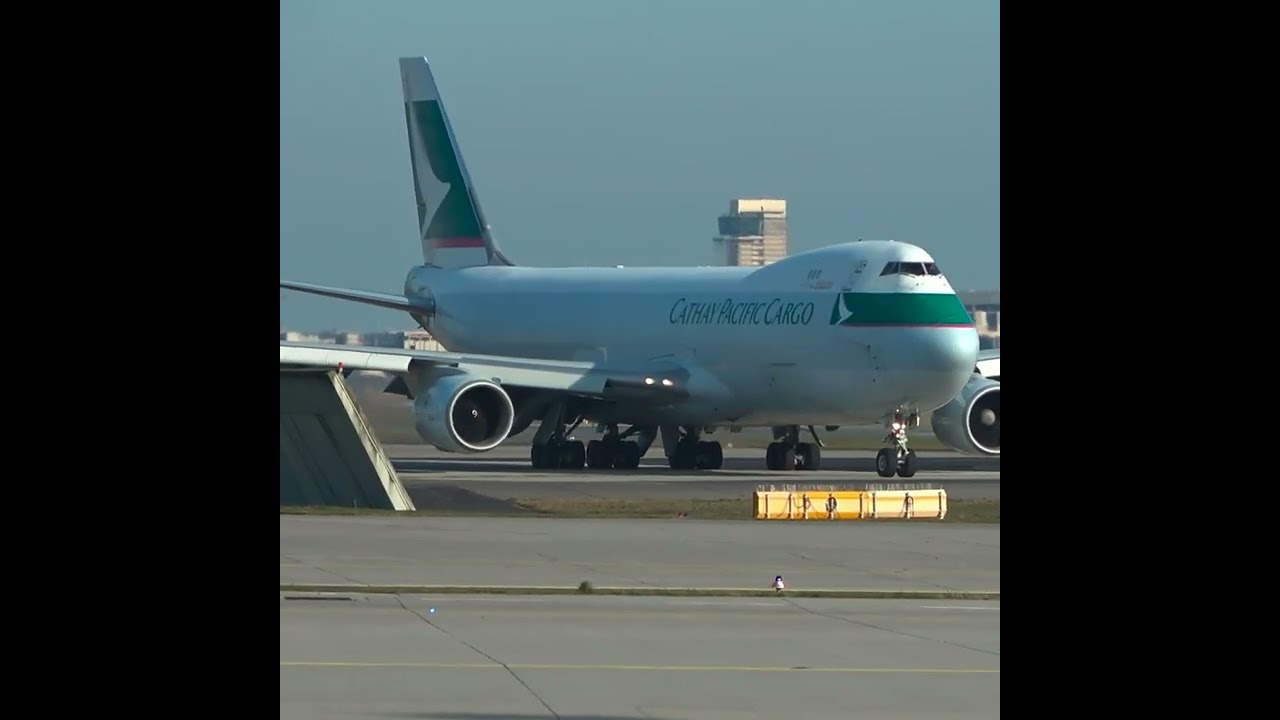 Frankfurt Airport, RWY18: Cathay Pacific B747-8F takeoff in sunlight