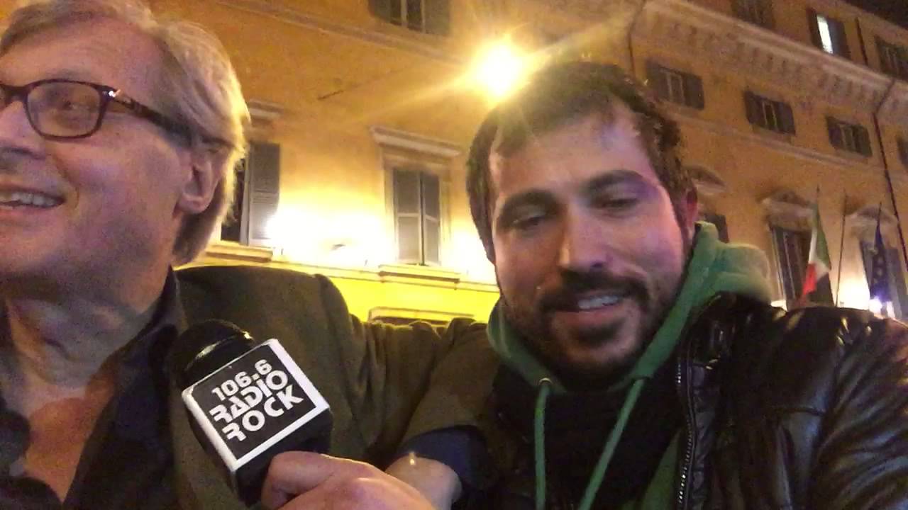 Vittorio Sgarbi canta Lucio Battisti