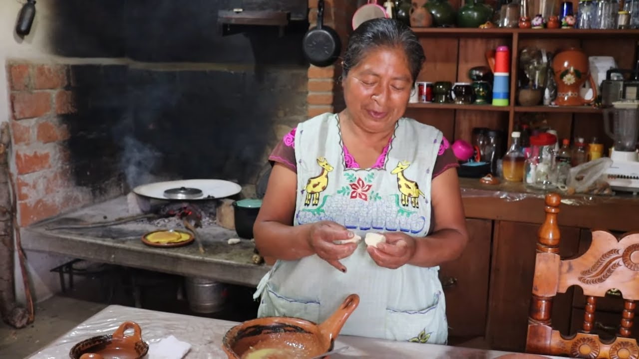 HUEVO CON MASA AL COMAL de rancho con una SALSA DE NUEZ, desayuno sin grasa y NO SE PEGA EN EL COMAL