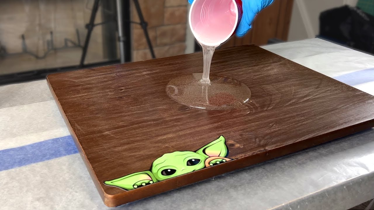 Peeking Baby Yoda Table - Epoxy Resin DIY