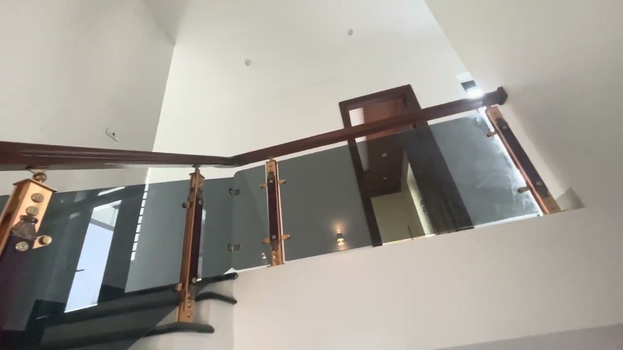 Mẫu cầu thang kính tay vịn gỗ lim