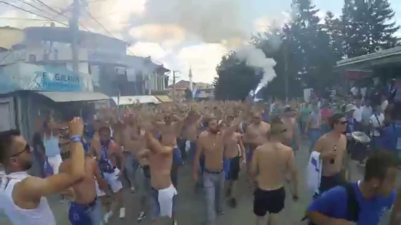 INTELEKTUALET GJATE MARSHIMIT DREJT NE STADION