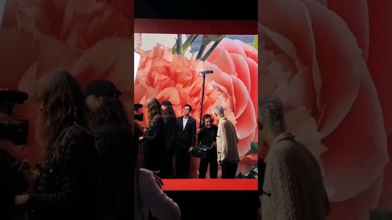 WANG YIBO  : CHANEL Prince humbly bow to staff at #PFW