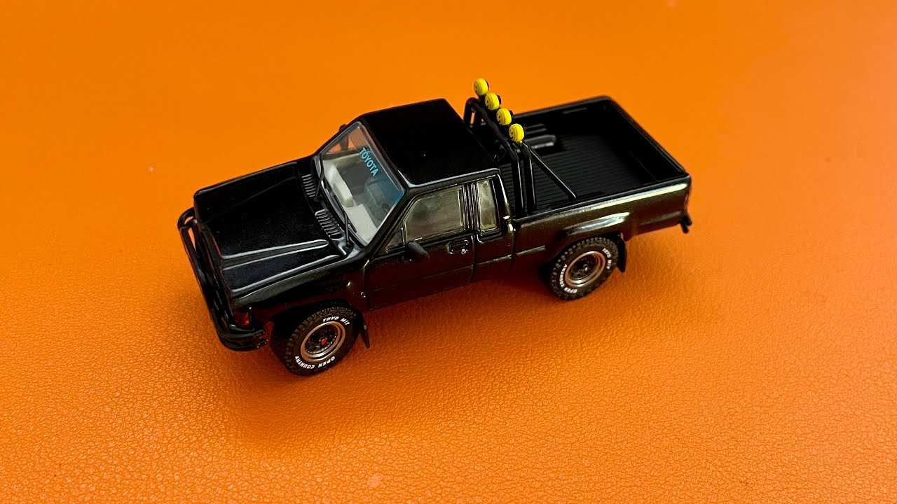 GCD\Diecast Talk 1985 Black Toyota Hilux Xtracab SR5 4X4 1/64