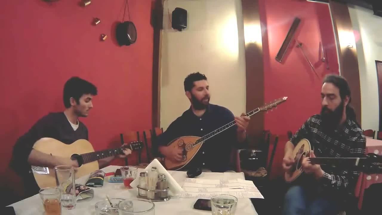 Μια όμορφη μελαχρινή.